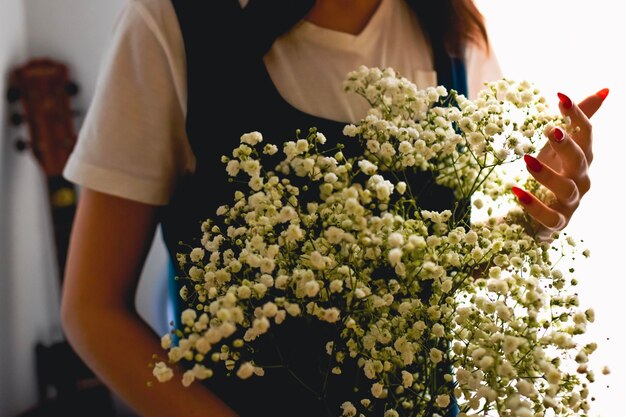 Alleenstaande vrouw met witte bloemen