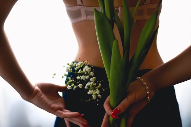 Alleenstaande vrouw met witte bloemen