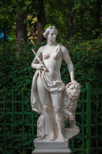 Allegorie marmeren standbeeld van Sinceritas door Italiaanse beeldhouwer Marino Groppelli 1717 in de zomertuin in Sint-Petersburg Rusland
