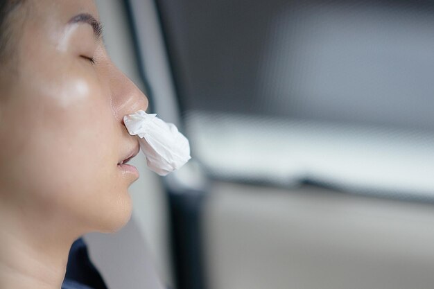 Foto rinite allergica donna in macchina con sintomi