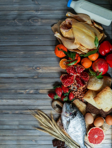 Allergie voedsel concept allergeen vis kip aardbei brood tarwe zoete rode peper eieren pinda's citrus tarwe bloem en anderen op houten tafelblad weergave