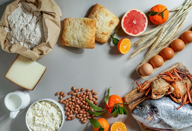 Foto allergie voedselconcept allergeen melk vis aardbei brood eieren pinda's citrus tarwe bloem en anderen op grijze backgrond