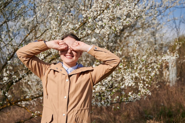 Allergische vrouw die lijdt aan seizoensgebonden allergie in het voorjaar