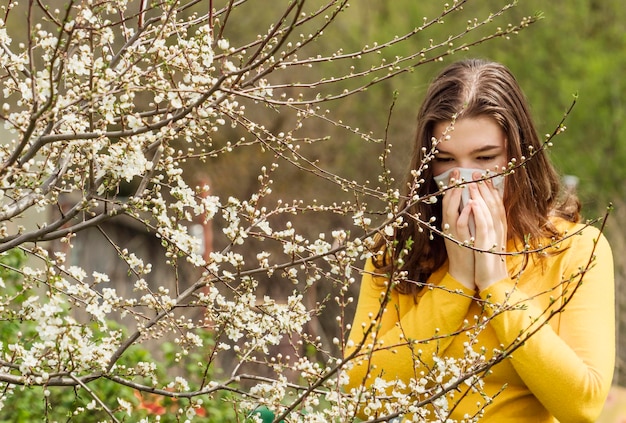 Foto ragazza adolescente allergica