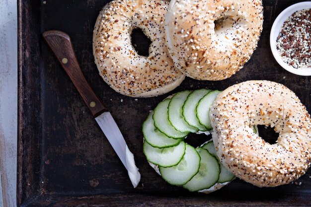 Foto alles bagels met roomkaas en komkommer