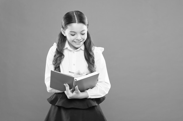 Alles mogelijk Schoolmeisje geniet van studeren Kind schooluniform houd werkboek vast Schoolles Kind doet huiswerk Je carrièrepad begint hier Inspiratie voor studie Terug naar school Kennisdag