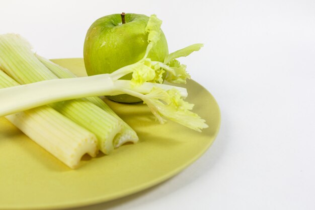 Alles voor vers sap: verse selderij en groene appel op een bord