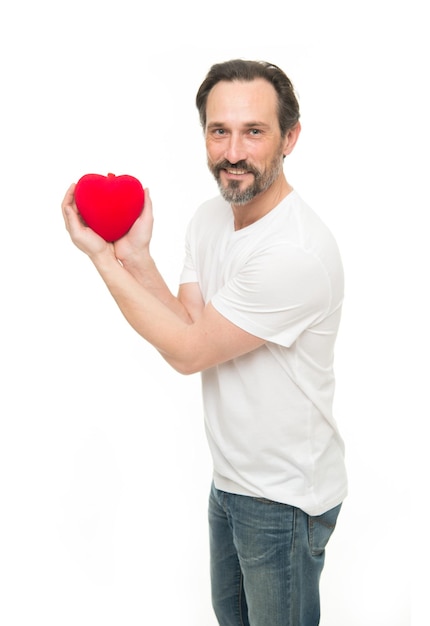 Alles wat je nodig hebt is liefde Liefdesproblemen met hart-harttransplantatie Vakantieviering Man met baard Decoratief voor Valentijnsdag Rijpe, bebaarde man met rood hart Valentijnsdag Gezondheidszorg