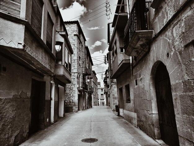 Foto un vicolo in mezzo a edifici contro il cielo