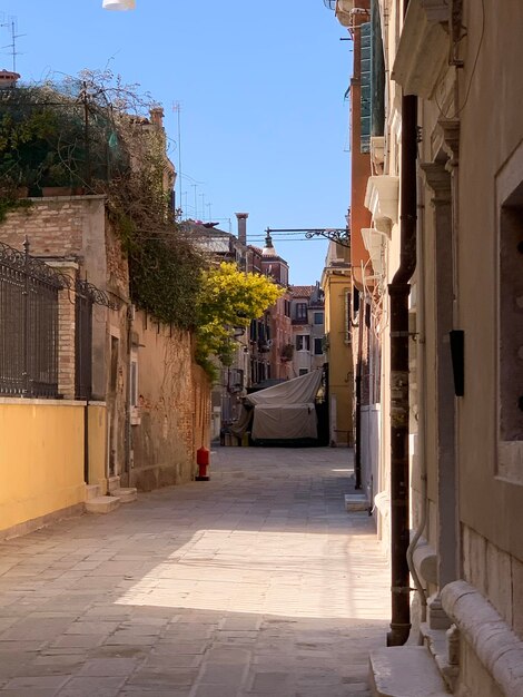 Photo alley amidst buildings in city