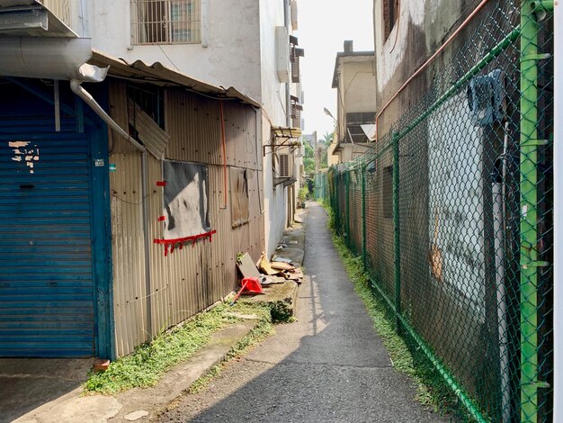 街の建物の中の小道