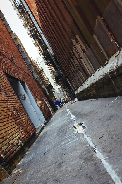 Photo alley amidst buildings in city