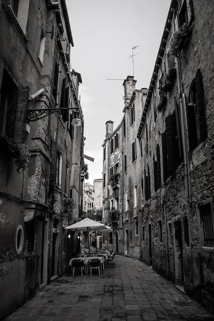 Photo alley amidst buildings in city