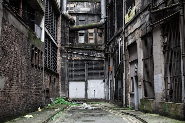 写真 街の建物の中の小道