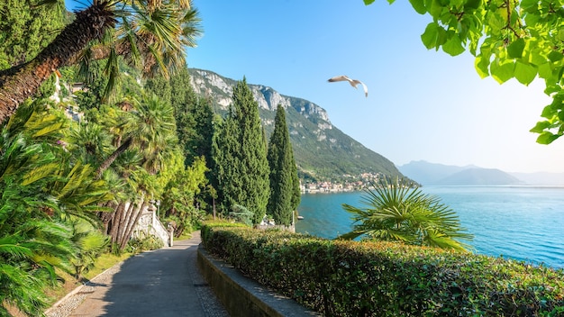 Foto vicino al lago di como