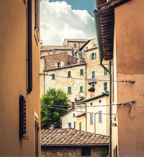 Foto un vicolo nella vecchia città medievale di siena, in italia