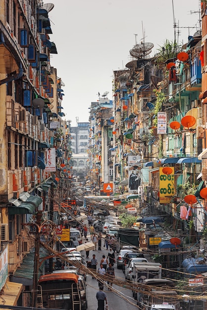 Foto vicolo a yangon, myanmar, di fronte al mercato di bogyoke