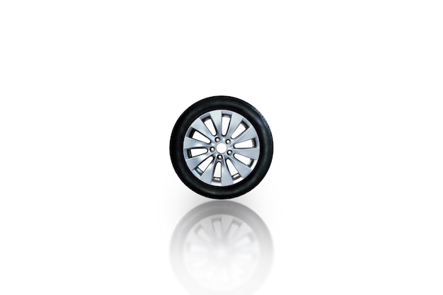 Легкосплавное колесо автомобиля с шинным объектом на белом фоне с обтравочным контуром