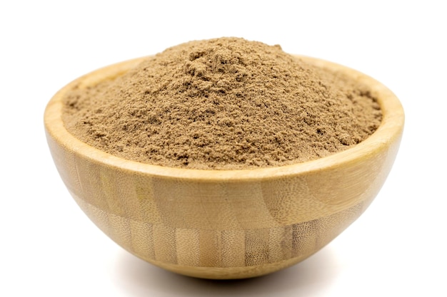 Allspice specerijenpoeder geïsoleerd op witte achtergrond Poeder gedroogde allspice in houten schaal Pimento specerijen Jamaicaanse peper en schijven