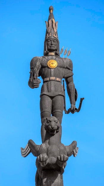 Alma Ata Sculptuur van Golden Warrior