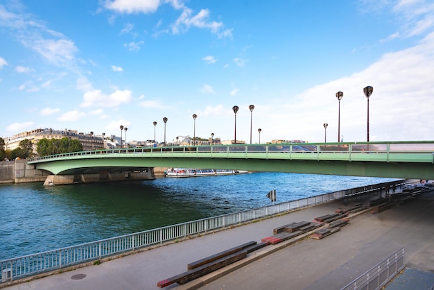 Alma Bridge in Parijs op een zonnige dag