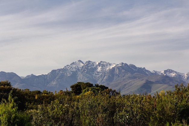 화창한 날 Gredos 산의 Almanzor 피크 복사 공간 선택적 초점