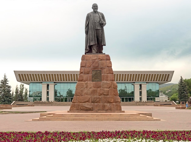 Photo almaty abay monument