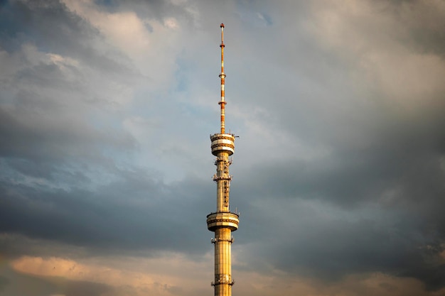 Almaty Kazachstan Almaty Television Tower gelegen op hoge hellingen van de berg Kok Tobe ten zuidoosten van het centrum van Almaty