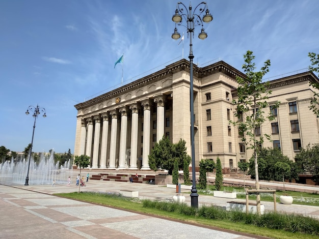 Almaty Panoramisch uitzicht op het oude plein en het regeringsgebouw