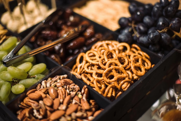 Foto mandorla mandorle e altri snack in una bella scatola di legno