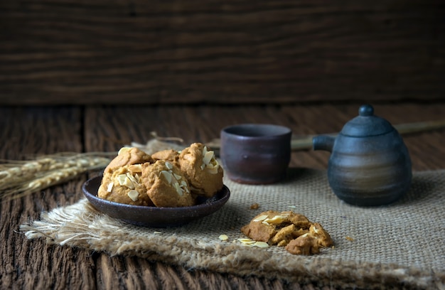 Foto biscotti di mandorle cotti in modo delizioso, croccanti e spezzati, snack per pausa caffè o per l'ora del tè