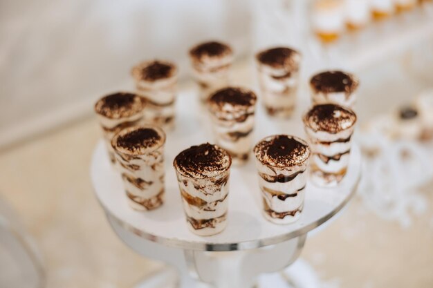 Photo almond cookies sweet cakes for a wedding banquet a delicious reception a luxurious ceremony table with sweets and desserts delicious colorful french desserts on a plate or table candy bar