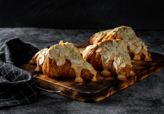 Foto croissant alle mandorle sul tavolo