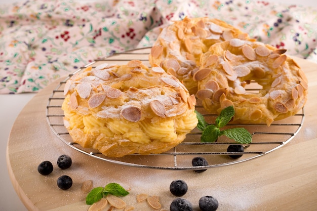 Миндальные пончики на стойке для приготовления блюдо
