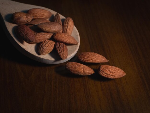 Foto frutta secca di mandorle con cucchiaio di legno