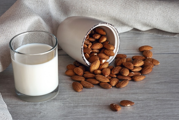 Foto latte di mandorle in un bicchiere con le noci