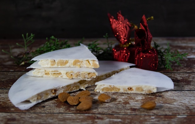 Foto torrone di mandorle con decorazioni natalizie