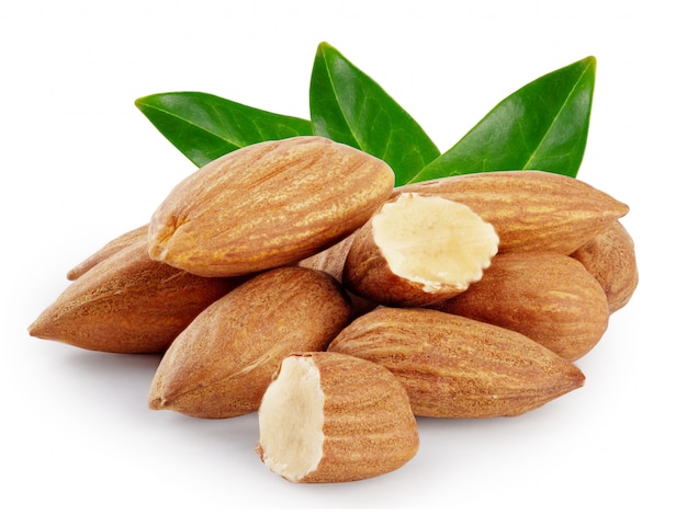 Photo almond nuts with three green leaves