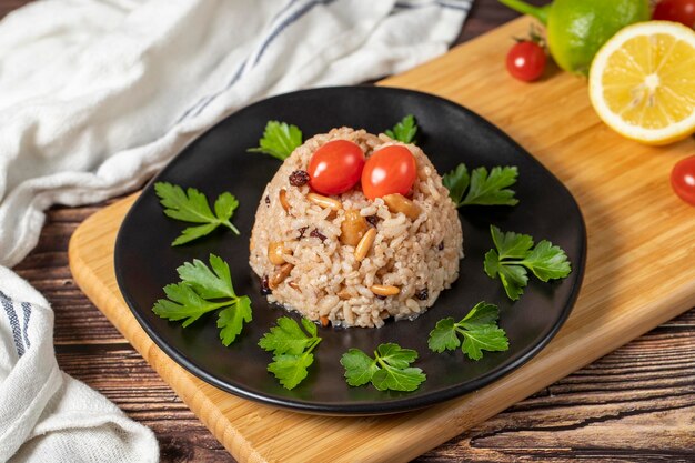 Foto riso di mandorle prelibatezze della cucina turca riso fatto con pepe nero cannella arance mandorle e riso cibo del ramadan nome locale ic pilav