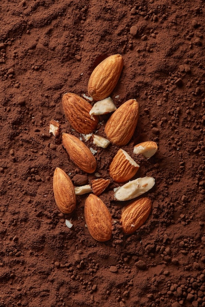 Foto mandorle sullo sfondo del cacao viste dall'alto