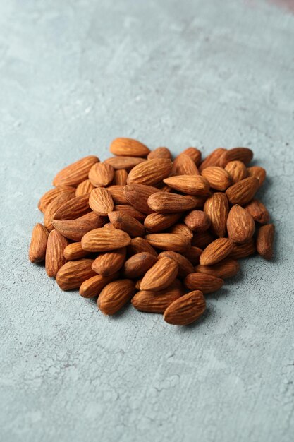 Photo almonds on color wooden background