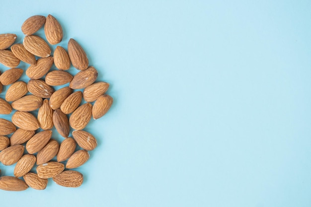 Photo almonds isolated on blue background