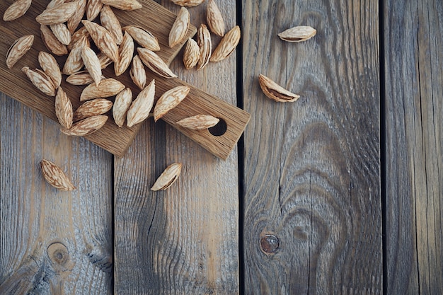 Миндальные орехи на деревенской деревянной поверхности