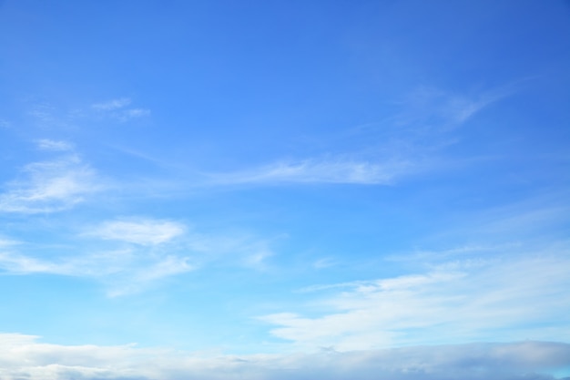 ほぼ澄んだ青い空のみ、自然な写真の背景