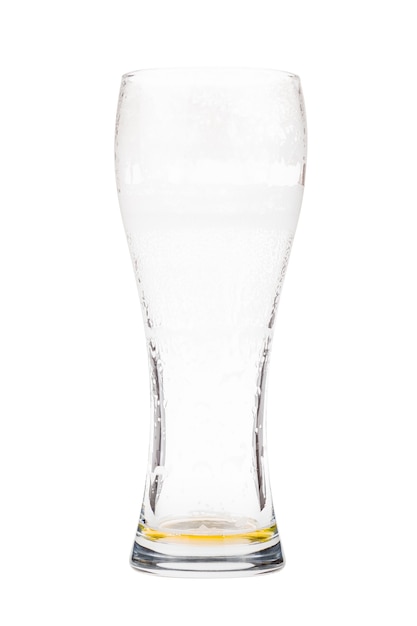 ほとんど空のビアグラス。軽いラガービールは背の高いグラスに残ります。白い背景で隔離