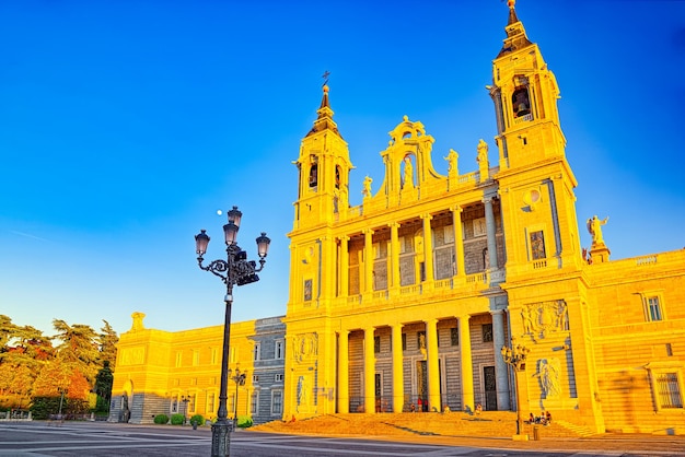 Собор Альмудена (Catedral de Santa Maria la Real de la Almudena) на противоположной стороне Королевского дворца