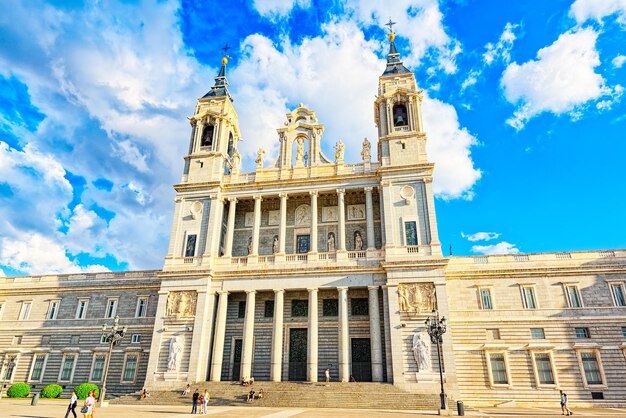 Собор Альмудена (Catedral de Santa Maria la Real de la Almudena) с другой стороны Королевского дворца