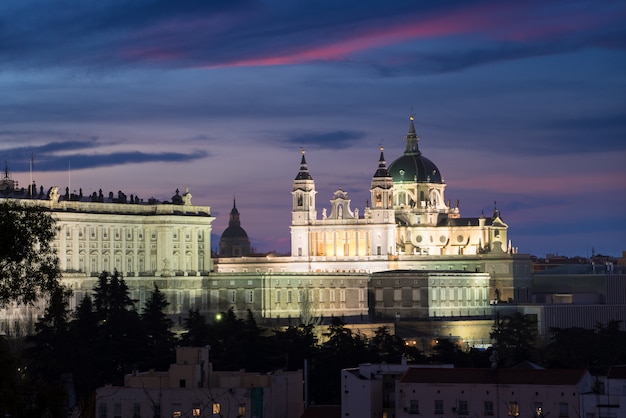 Cattedrale di almudena è una chiesa cattolica a madrid, in spagna durante la notte.