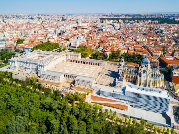 Photo almudena cathedral and royal palace of madrid aerial panoramic view in madrid, spain