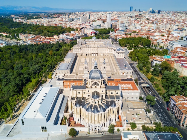 스페인 마드리드의 알무데나 대성당과 마드리드 왕궁 공중 파노라마 전망